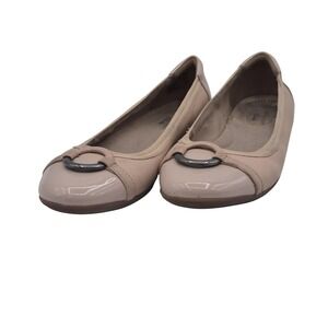 Clarks Ballet Flats Shoes Womens Size 6 Nude Blush Patent Cap Toe Ring Detail